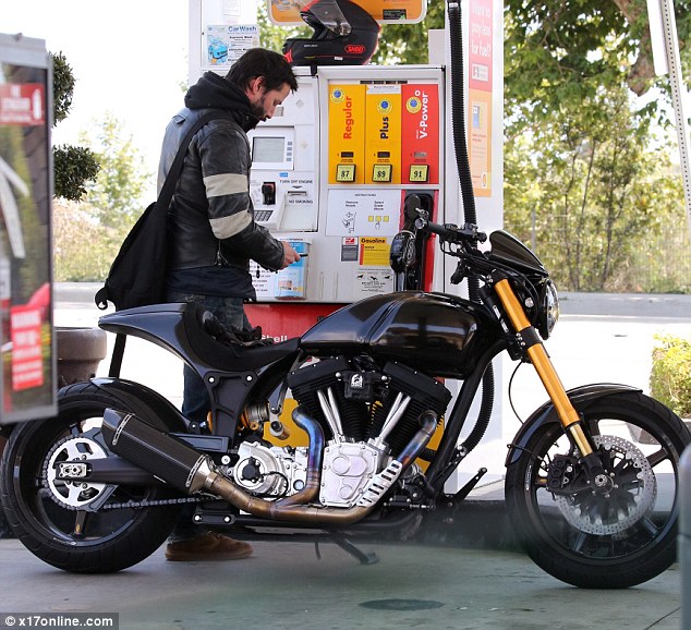 0578-3076325-Driving_force_Keanu_Reeves_was_spotted_at_a_petrol_station_in_Ma-a-18_1431328504139.jpg