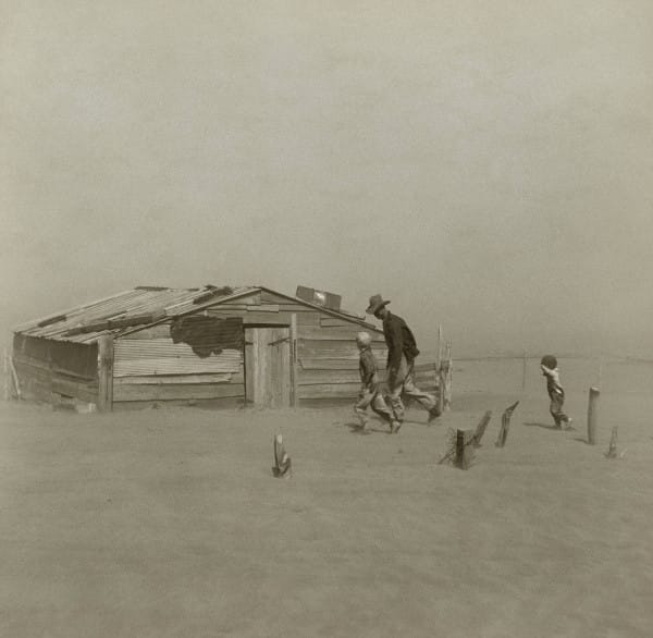 1280px-Farmer_walking_in_dust_storm_Cimarron_County_Oklahoma2-600x586.jpg