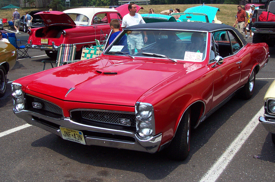 1967-Pontiac-GTO-red-black-vinyl-ma.jpg