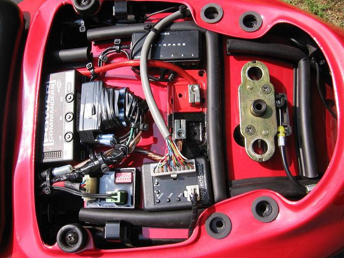 40_Battery_terminal_block_in_trunk_without_cover.JPG