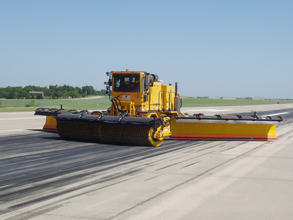 4600DWPDualWingPlowRunway1.jpg