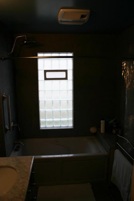 Bathroom 002.jpg