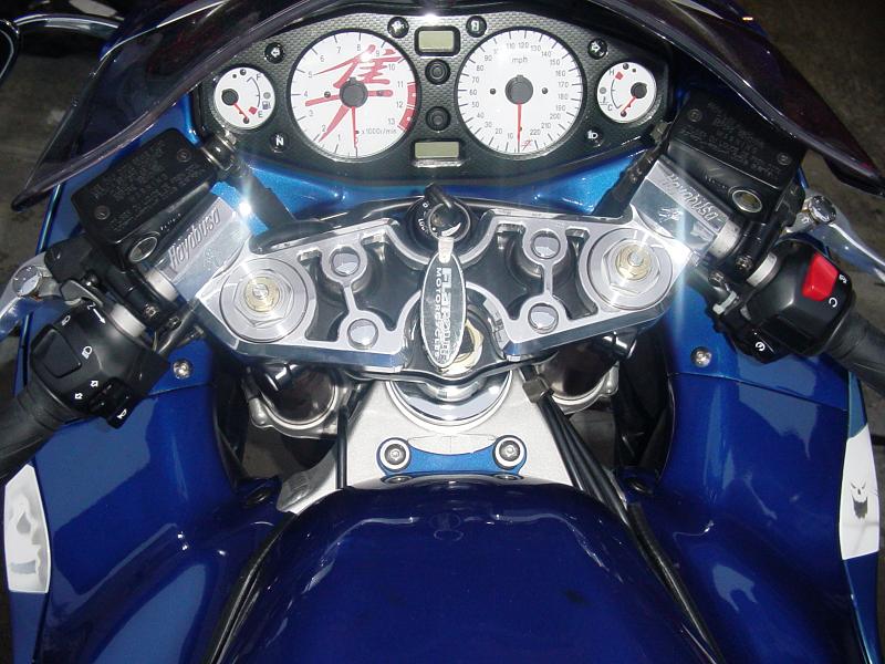 BUSA_W_GRAPHICS_CLEARED_036.jpg