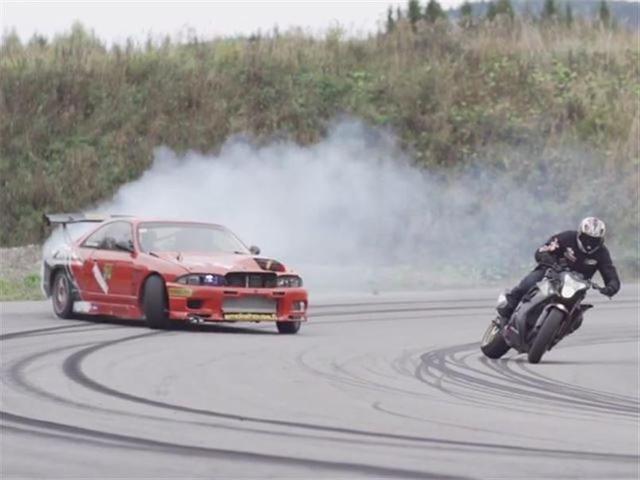 Car%20vs%20motorcycle%20drift%20battle%20-%2003.jpg