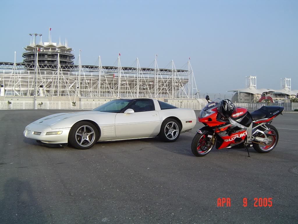 Corvette-Vs-Gixxer.jpg