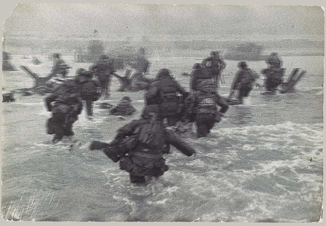 D-DAY STORMING THE BEACH.jpg