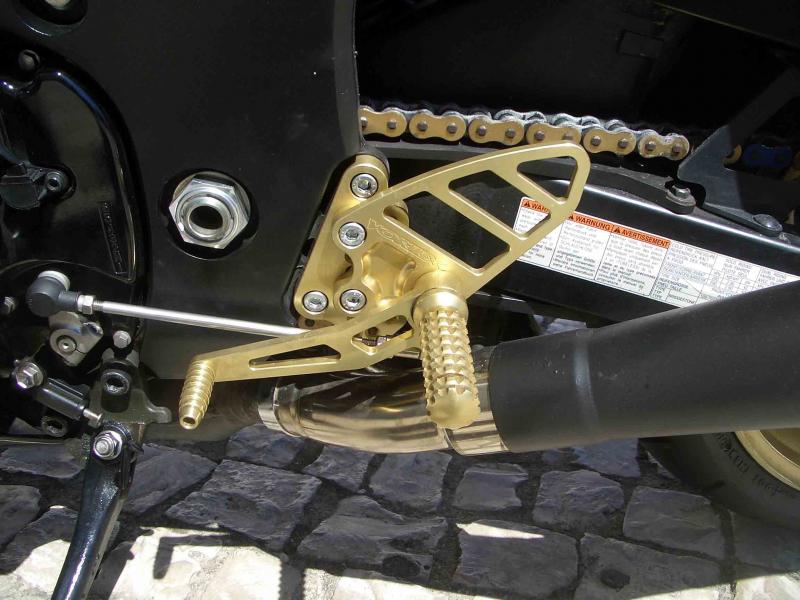 Hayabusa Roubada 72-HE-25 RearSet Vortex dourados.jpg