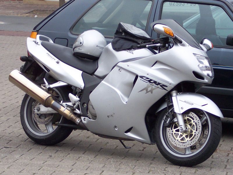 Honda_CBR_1100_XX_silver_vr.jpg