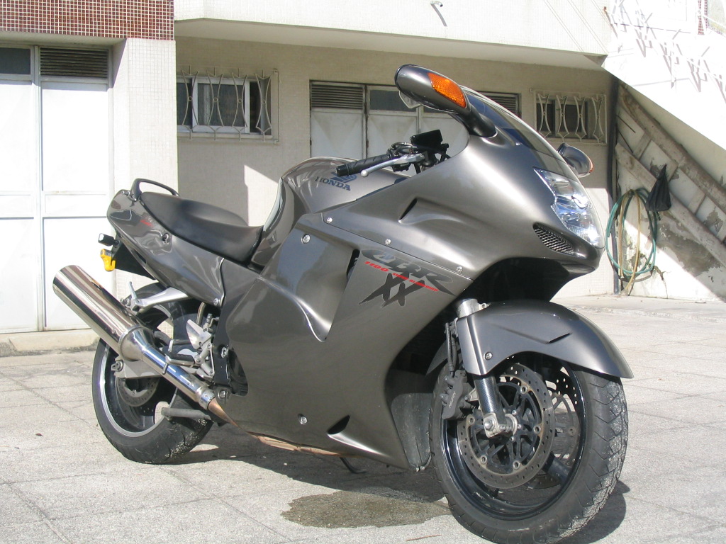 Honda_CBR_1100XX_SuperBlackbird2.jpg