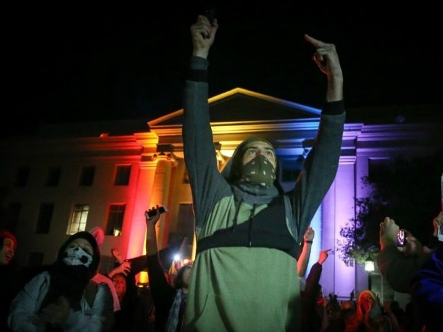 milo-berkeley-protesters-middle-finger-getty-640x480.jpg