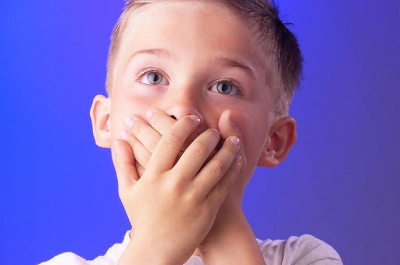 shocked_little_boy_high_resolution_desktop_1470x976_wallpaper-227421.jpg