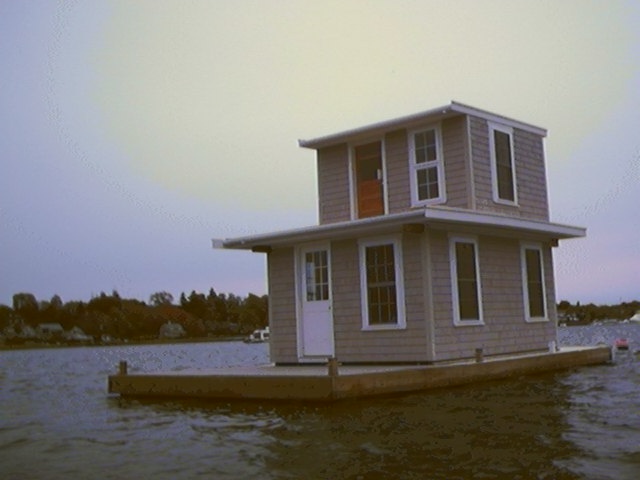 uglyhouseboat.jpg