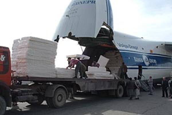 UNLOADING AT KABUL2.JPG