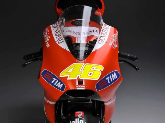 Valentino-Rossi-signs-Ducati-MotoGP.jpg