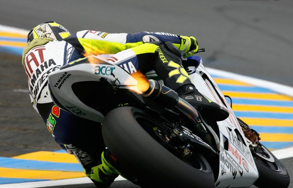 valentino-rossi-yamaha-m1-motogp-flame-exhaust-backfire-e1555281837543.jpg