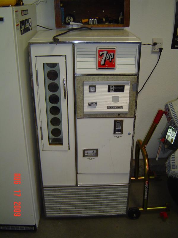 Vintage 7 UP Machine 001.jpg