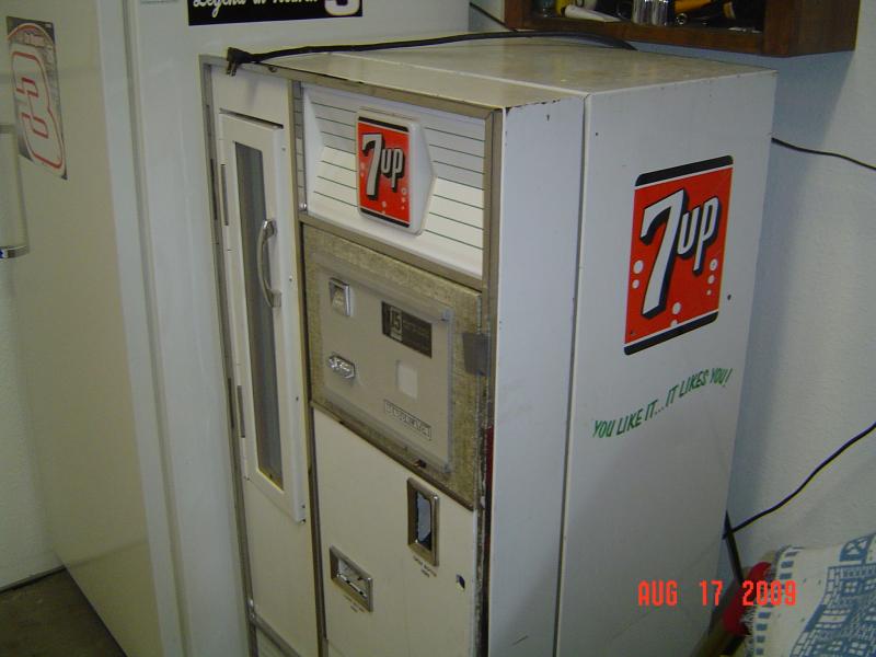 Vintage 7 UP Machine 002.jpg