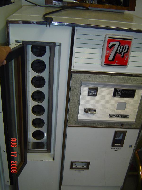 Vintage 7 UP Machine 003.jpg
